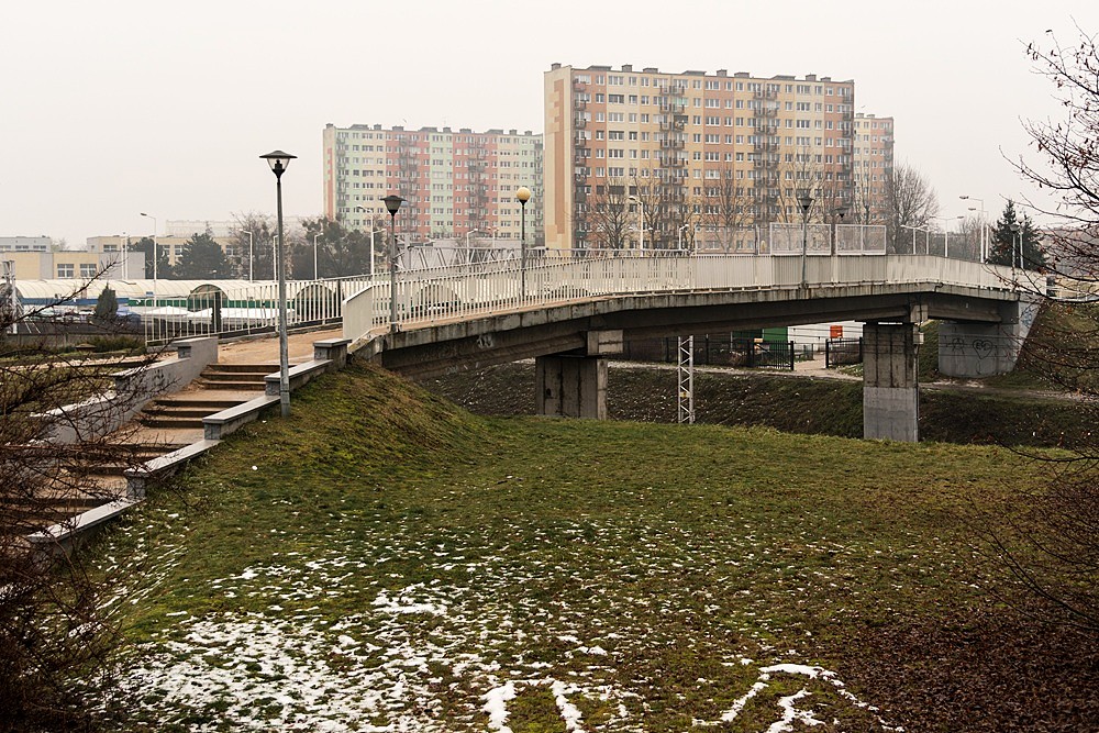 Od 24 marca remont kładki przy targowisku. Na zdjęciu widać kładkę na tle wieżowców na Zatorzu.