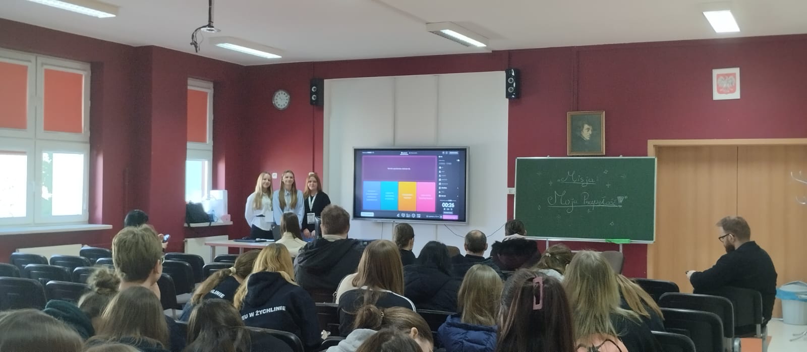 Na zdjęciu widać grupę uczniów oraz prowadzące zajęcia młode liderki Aglomeracji Konińskiej