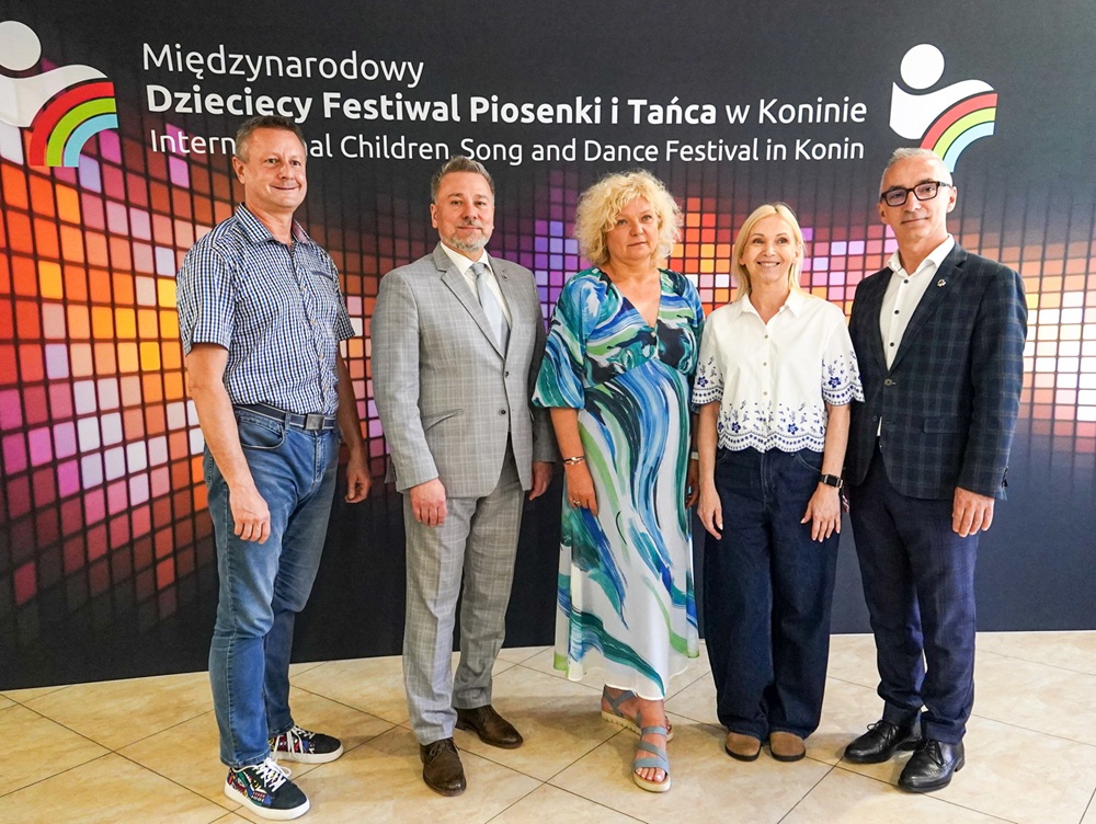 46. Międzynarodowy Dziecięcy Festiwal Piosenki i Tańca KONIN 2026. Na zdjęciu widać zespół organizacyjny pozujący na festiwalowej ściance.