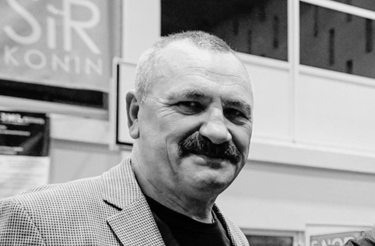 Na zdjęciu widzimy Andrzeja Goińskiego  utytułowany zawodnik, odnoszący sukcesy szkoleniowiec, działacz Polskiego Związku Bokserskiego i Klubu Zagłębie Konin