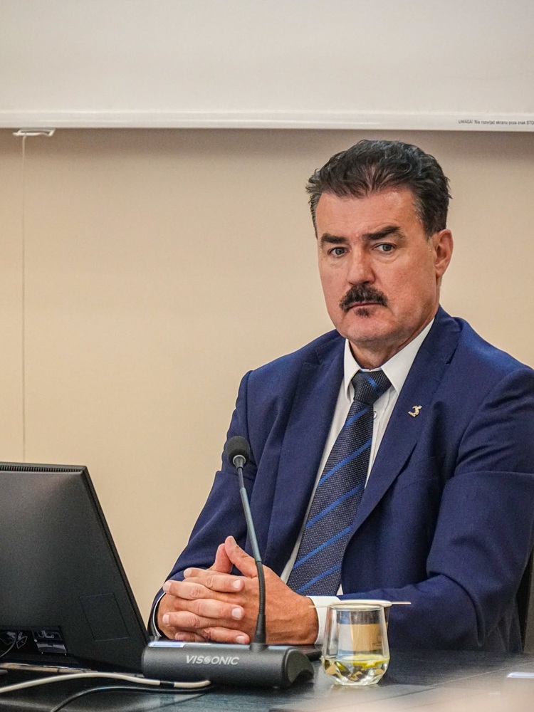 Pożegnanie przewodniczącego Wiesława Steinke z Radą Miasta Konina. Na zdjęciu widoczny jest Wiesław Steinke siedzący podczas sesji przy stole obrad w ratuszu.