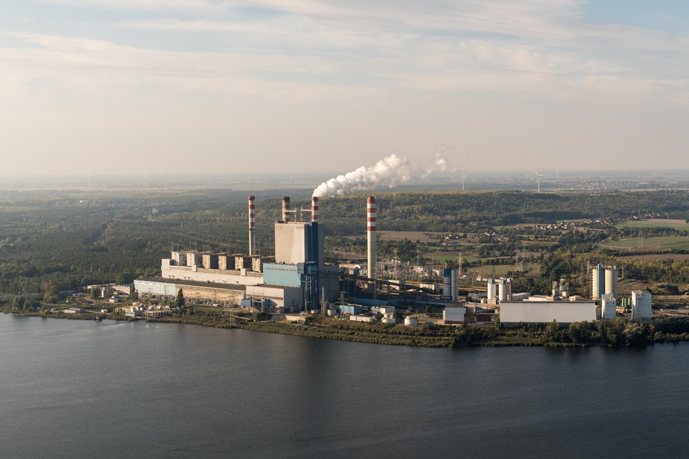 Konin w grze o atom. Na zdjęciu widać z lotu ptaka elektrownię Pątnów od strony jeziora.