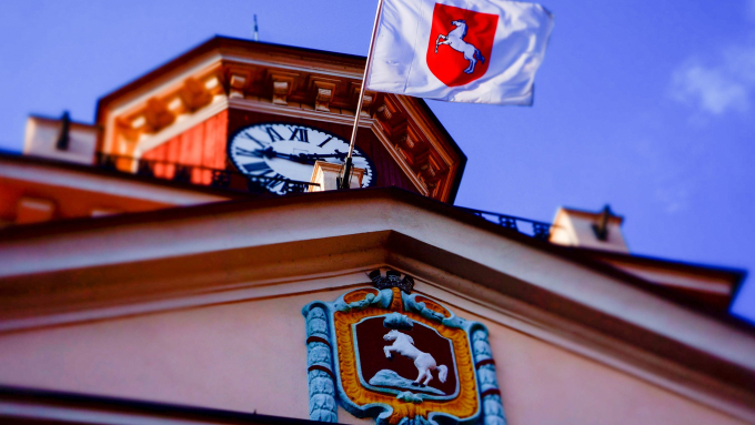 Trwa nabór wniosków o stypendia w dziedzinie kultury. Na zdjęciu widać wieżę ratusza z powiewającą flagą miasta.