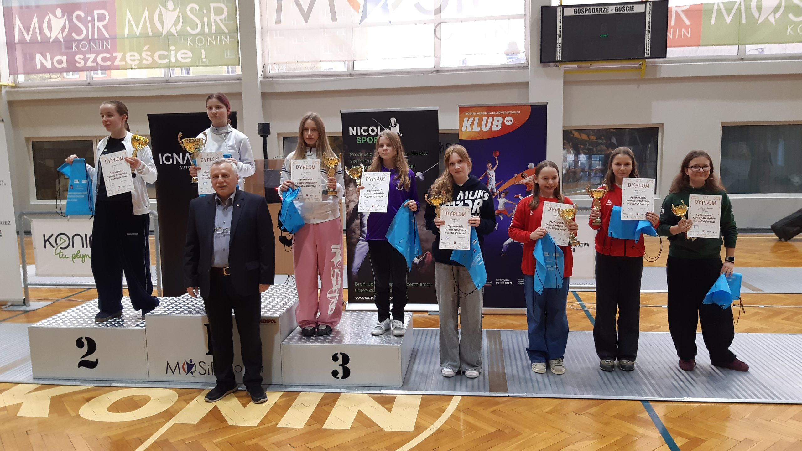 Na zdjęciu widzimy podium Ogólnopolskiego Turnieju Młodzików i Dzieci w szabli