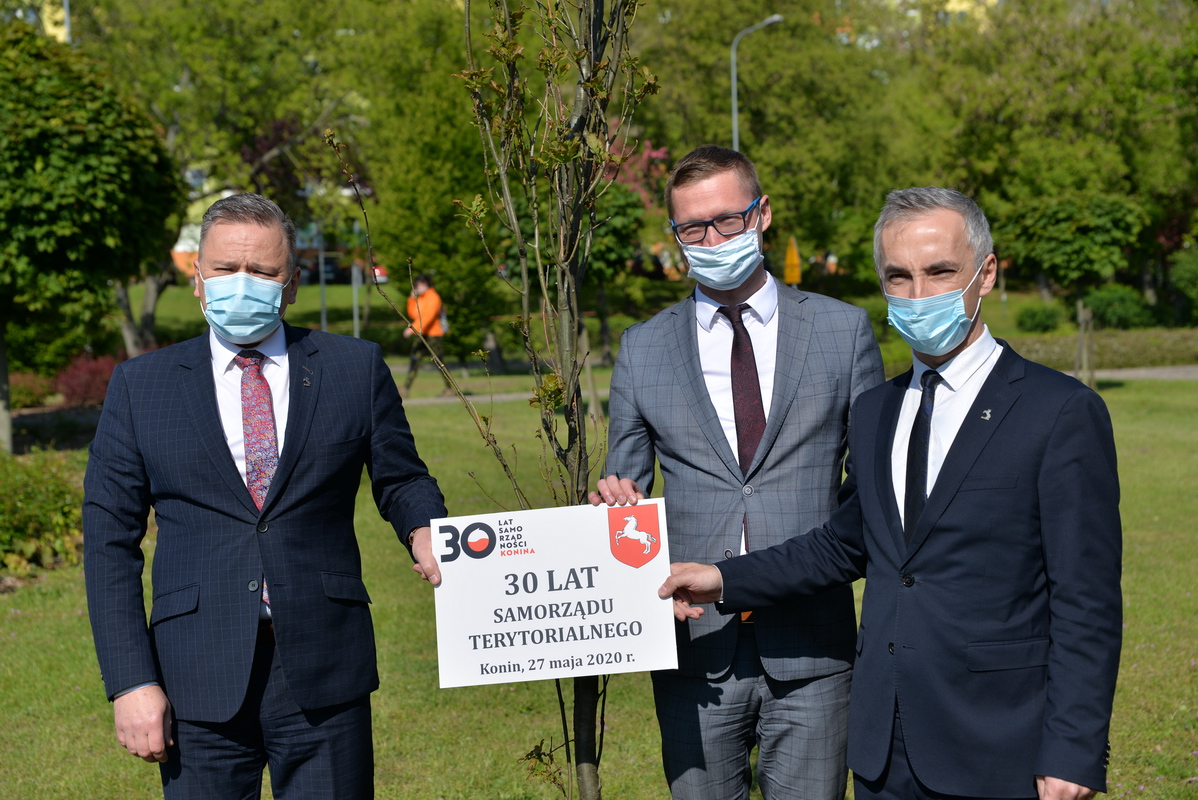 Link do artykułu - Dąb na 30-lecie samorządności