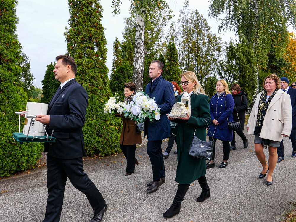 Dzieciom – których życie zgasło zanim przyszły na świat. Na zdjęciu widać kondukt żałobny idący za białą urna niesioną przez pracownika zakładu pogrzebowego