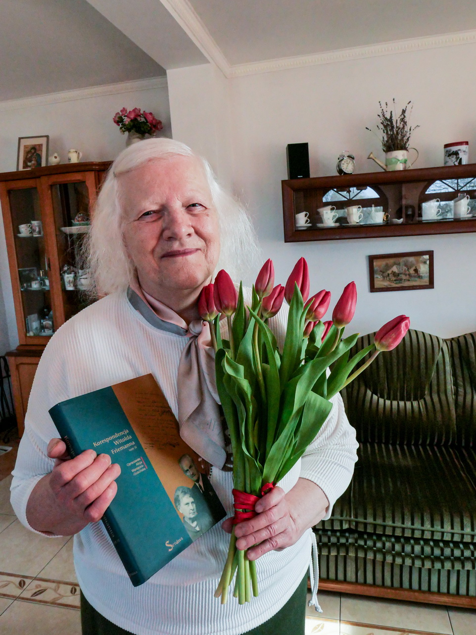 Zdjęcie przedstawia autorkę jubilatkę  Alicję Wardęcką-Gościńską