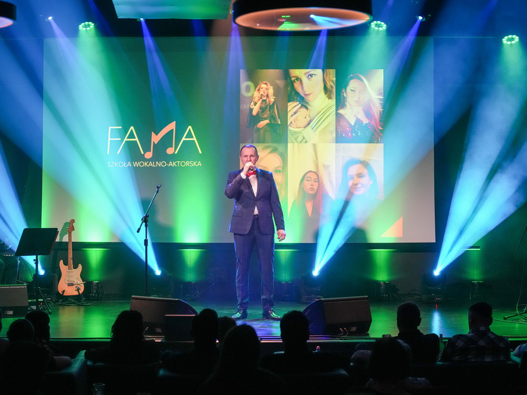 Zdjęcie przedstawia koncert Szkoły Wokalno-Aktorskiej FAMA