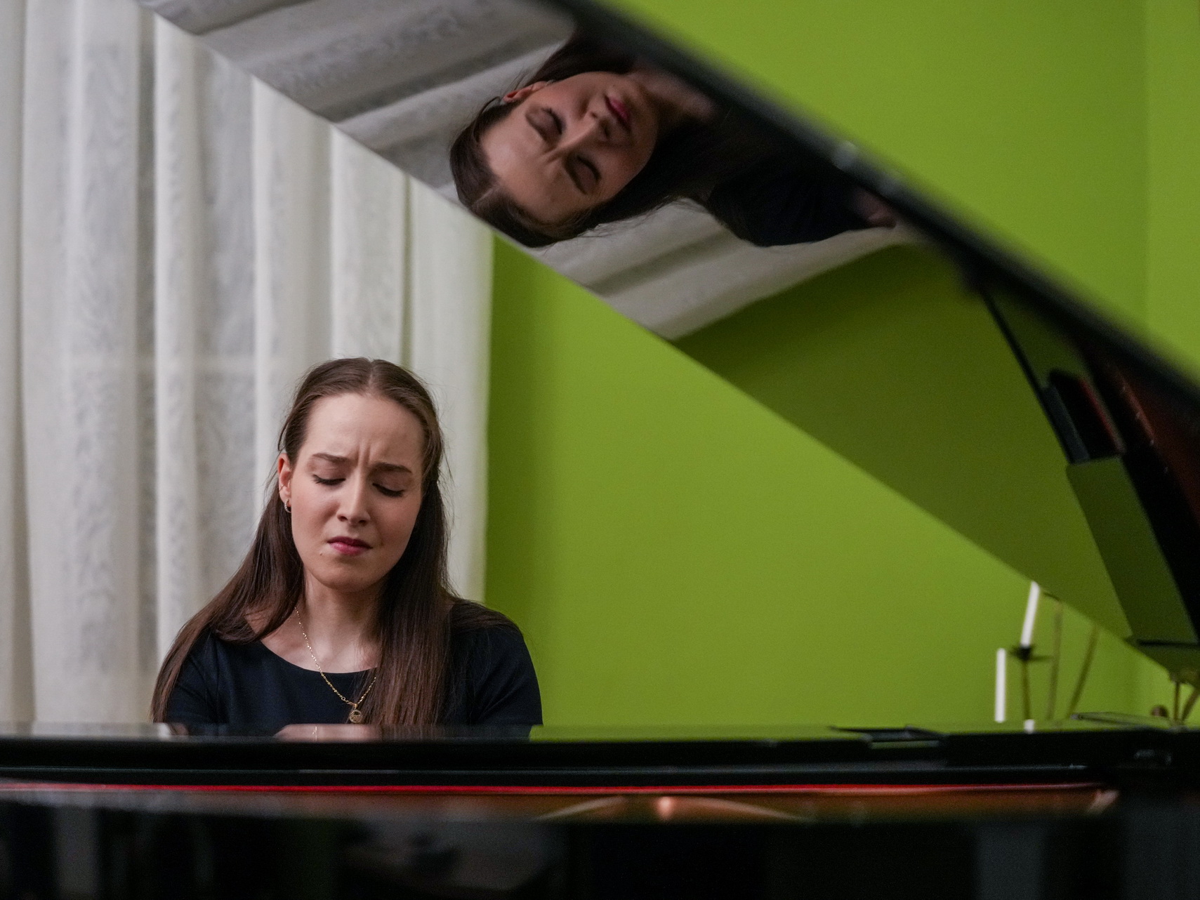 Zdjęcie przestawia Zuzannę Sejbuk grającą repretuar chopinowski