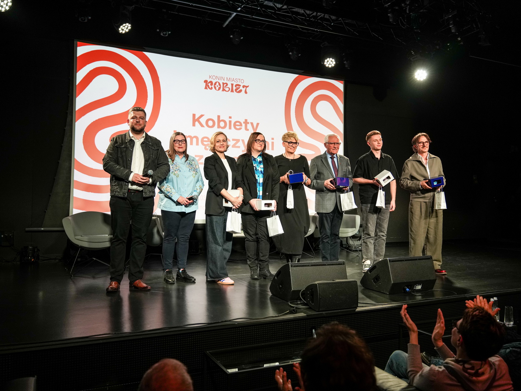 Zdjęcie przedstawia uczestników projektu „Kobiety i mężczyźni z pasją” realizowanego w ramach cyklu Konin Miasto Kobiet