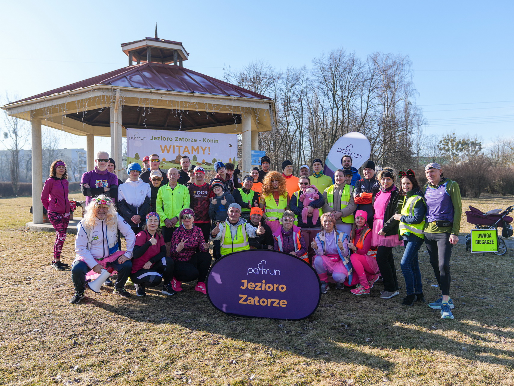 Zdjęcie przedstawia uczestników biegu Parkrun Jeziorko Zatorze