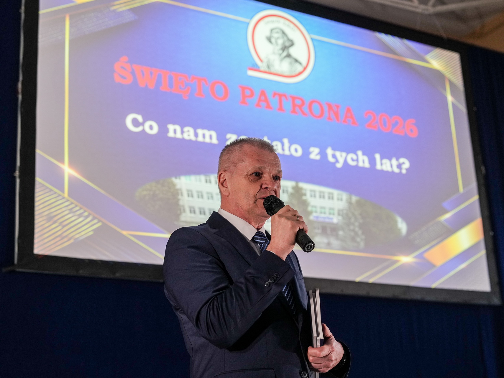 Zdjęcie przedstawia dyrektora zespołu szkół im. Mikołaja Kopernika Tomasza Kucharczyka