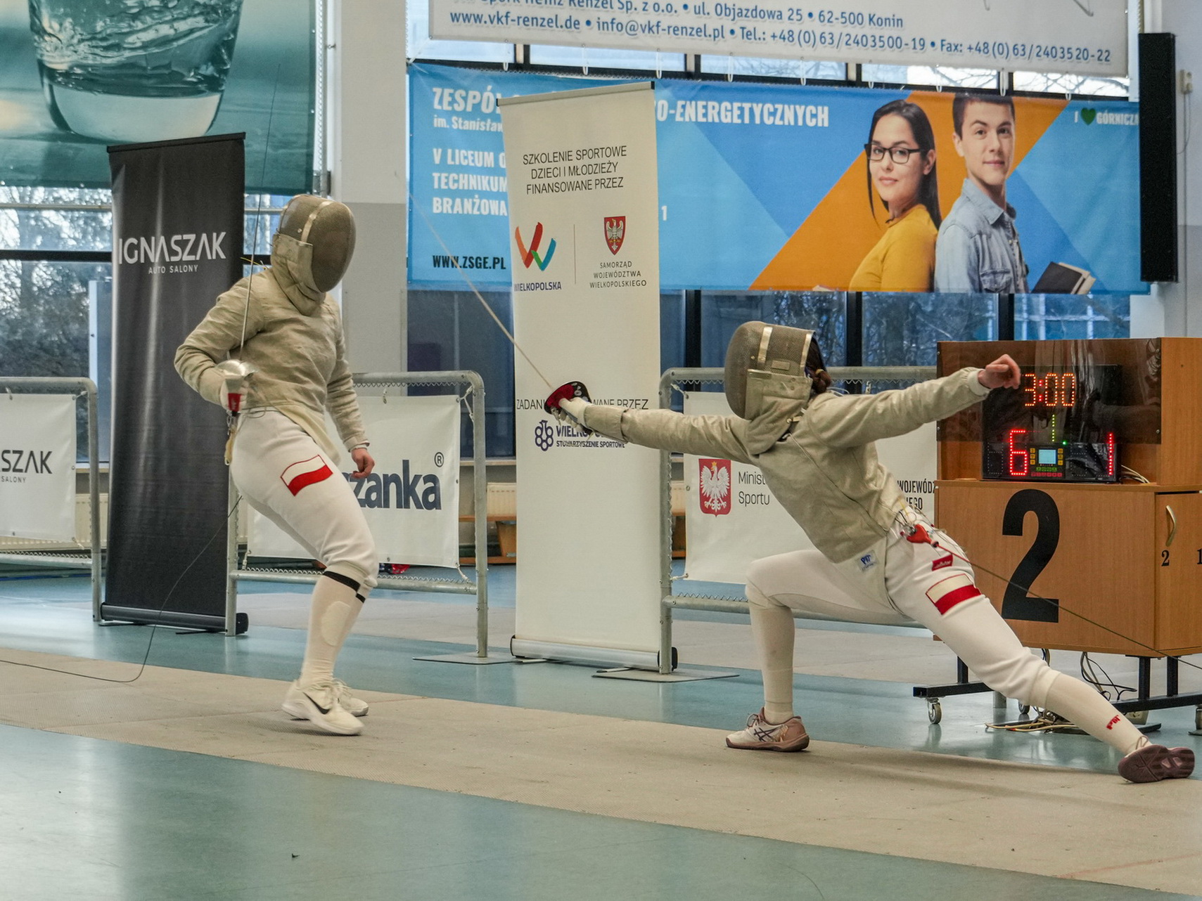 Na zdjęciu widocznych dwóch zawodników toczących walkę szermierczą podczas III Pucharu Polski Seniorów w szabli kobiet i mężczyzn oraz XXXIII Memoriału Zenona Ryszewskiego