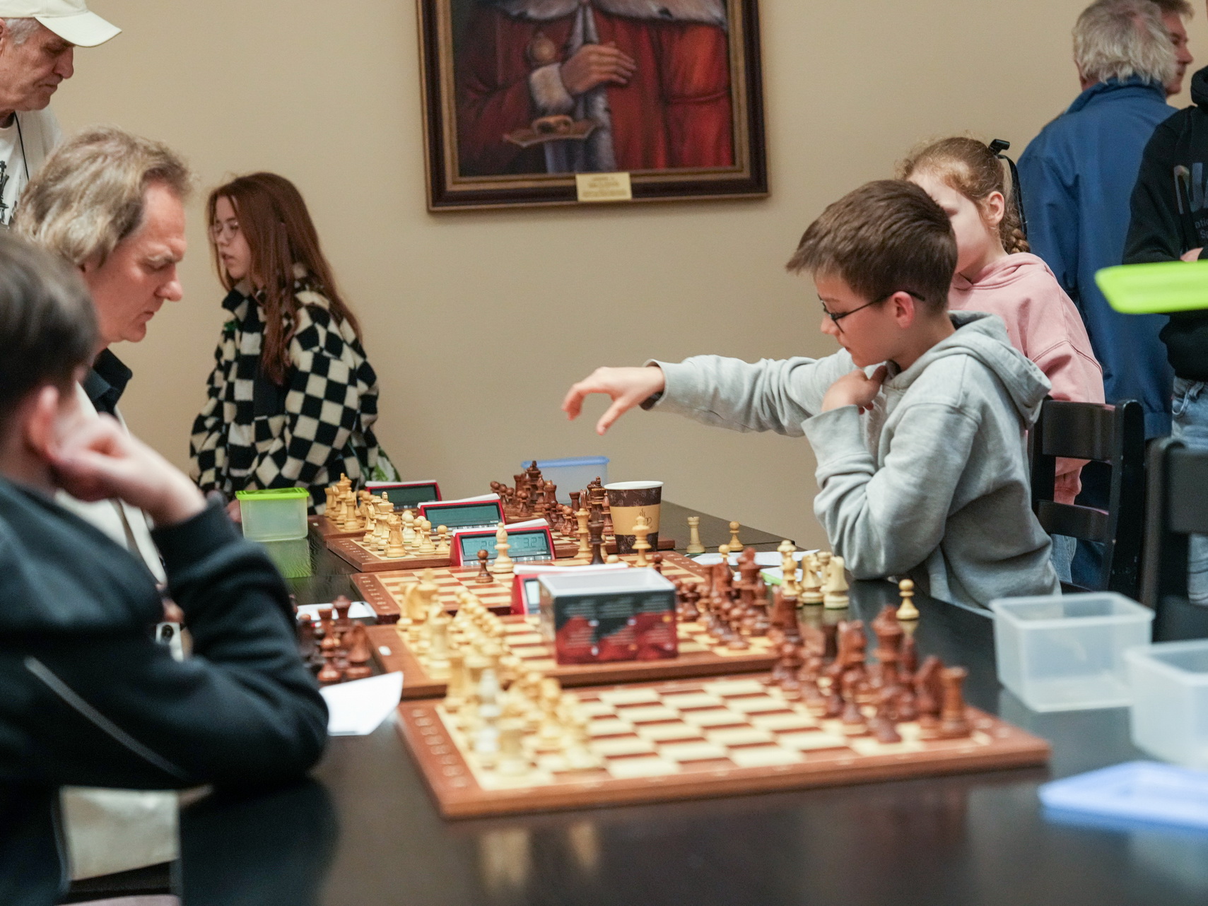 Zdjęcie przedstawia dwóch graczy przy szachownicy podczas turnieju szachowego Konin Masters 2026