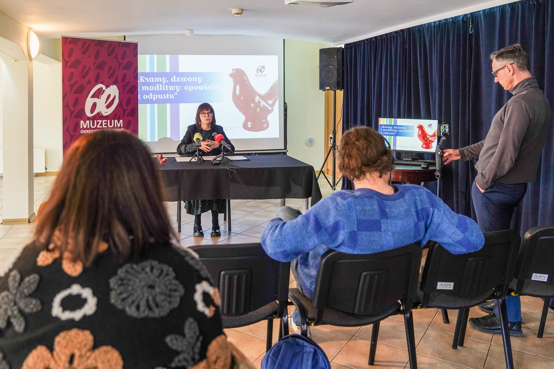 Na zdjęciu widać konferencje prasową na temat Naukowców na odpustach