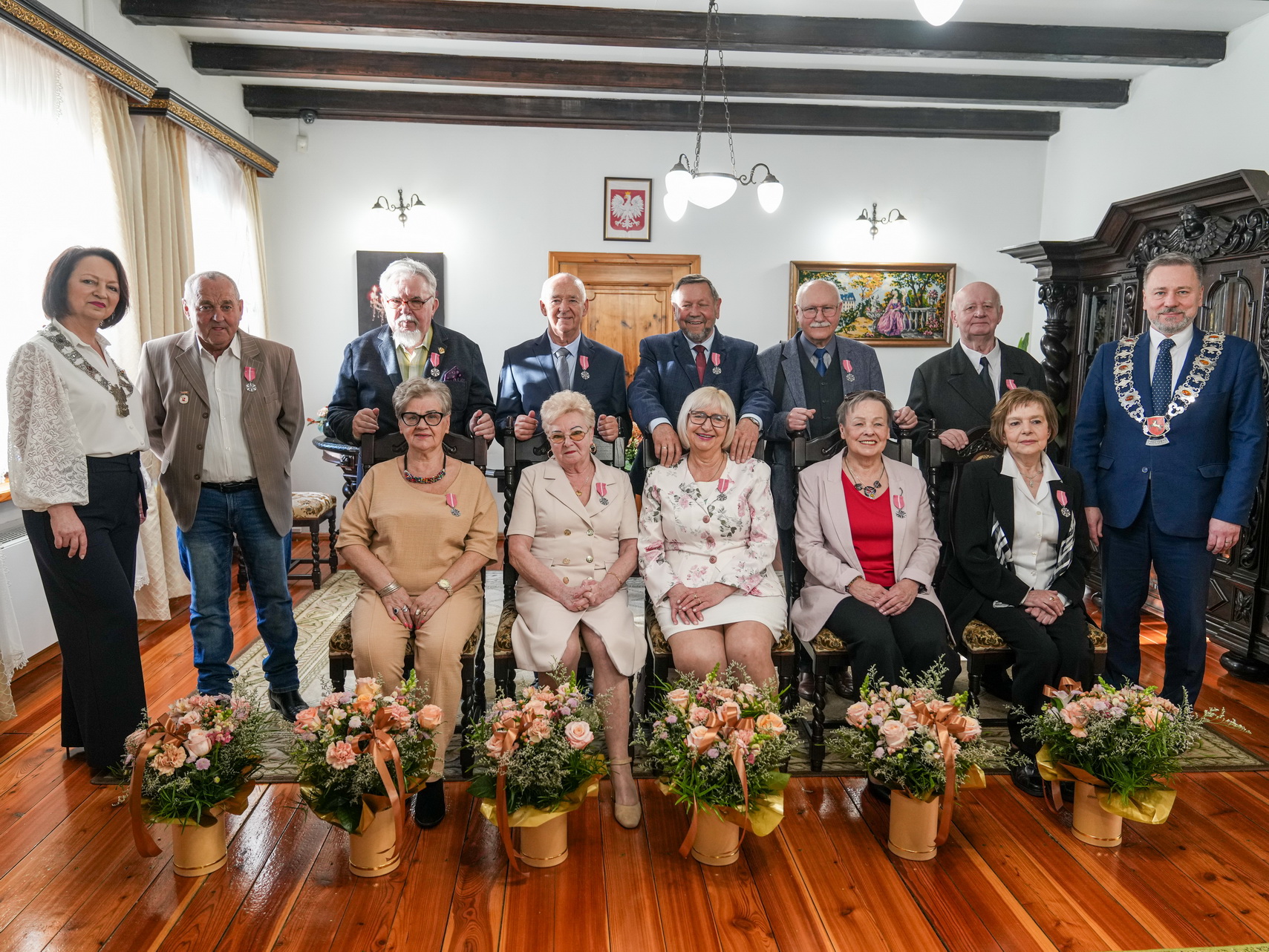 Na zdjęciu widać sześć par, które świętowały długoletni staż małżeński w Urzędzie Stanu Cywilnego w Koninie