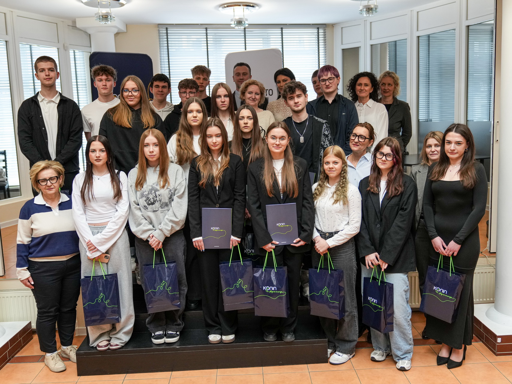 Na zdjęciu widać grupę laureatów miejskiego finału  XX Wielkopolskiej Olimpiady Wiedzy Konsumenckiej im. Elżbiety Połczyńskiej