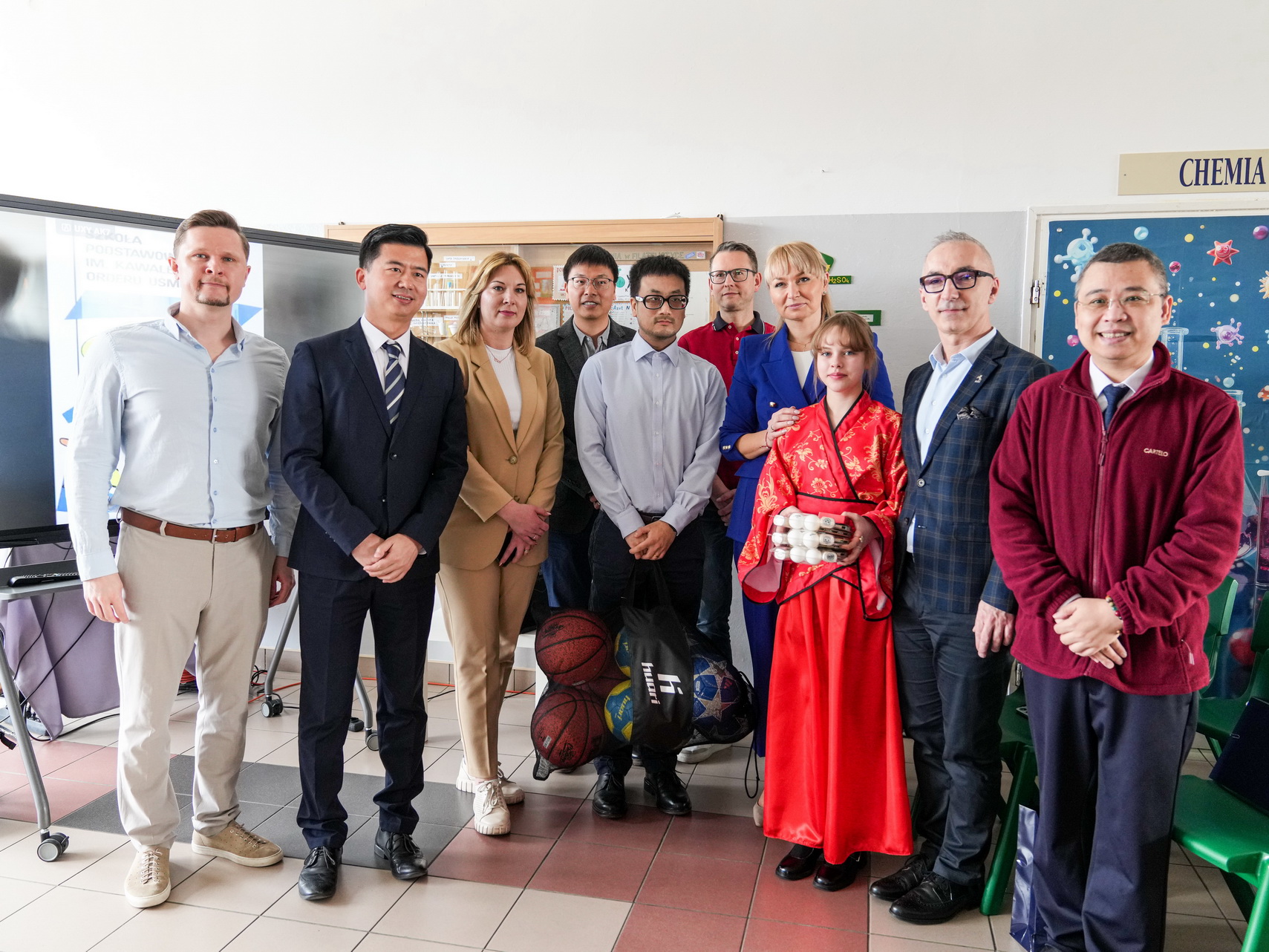 Na zdjęciu widać przedstawicieli firmy JS Energy Europe podczas wizyty w Szkole Podstawowej nr 3 w Koninie