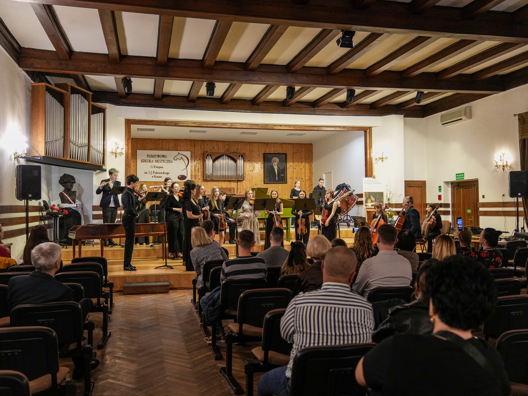 Zdjęcie przedstawia publiczność podczas koncertu muzyki dawnej w Państwowej Szkole Muzycznej