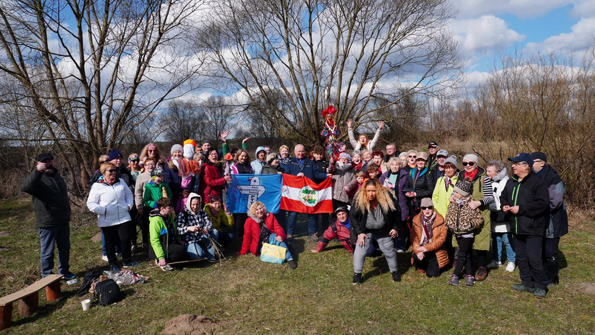 Zdjęcie przedstawia uczestników rajdu PTTK na powitanie wiosny