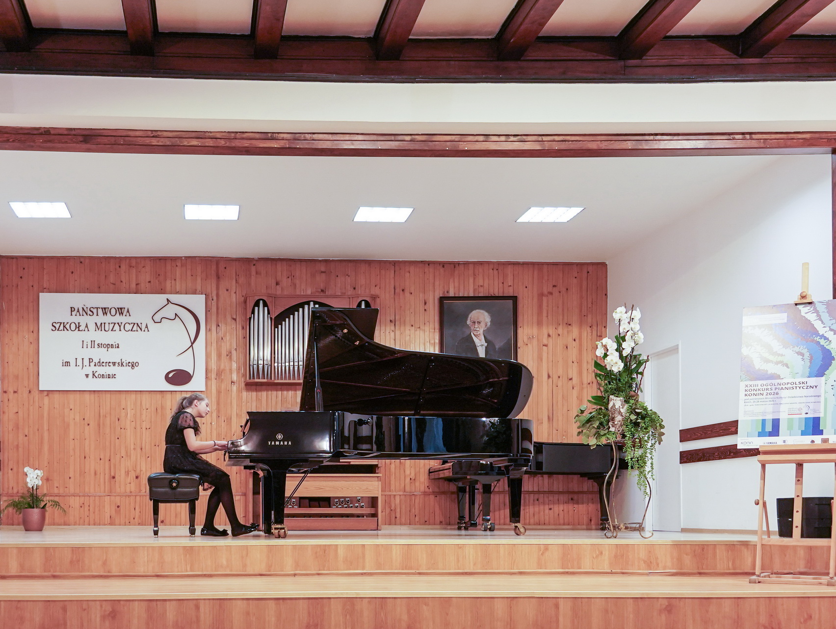 Zdjęcie przedstawia aule Państwowej Szkoły Muzycznej w Koninie na której odbywa się się jeden z najstarszych konkursów pianistycznych