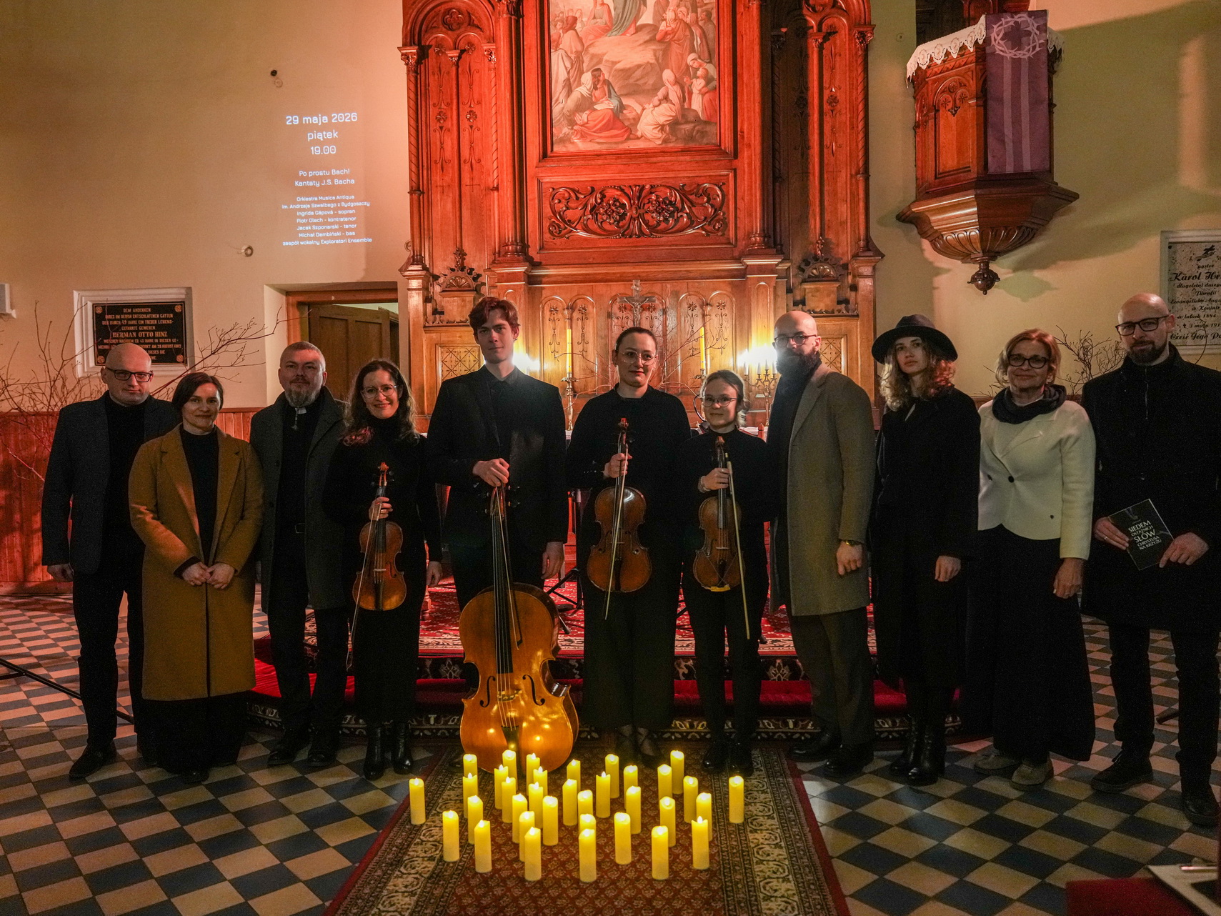 Zdjęcie przedstawia artystów koncertu „Siedem ostatnich słów Chrystusa na krzyżu” Josepha Haydna w ramach cyklu Muzyka w Ewangelickim