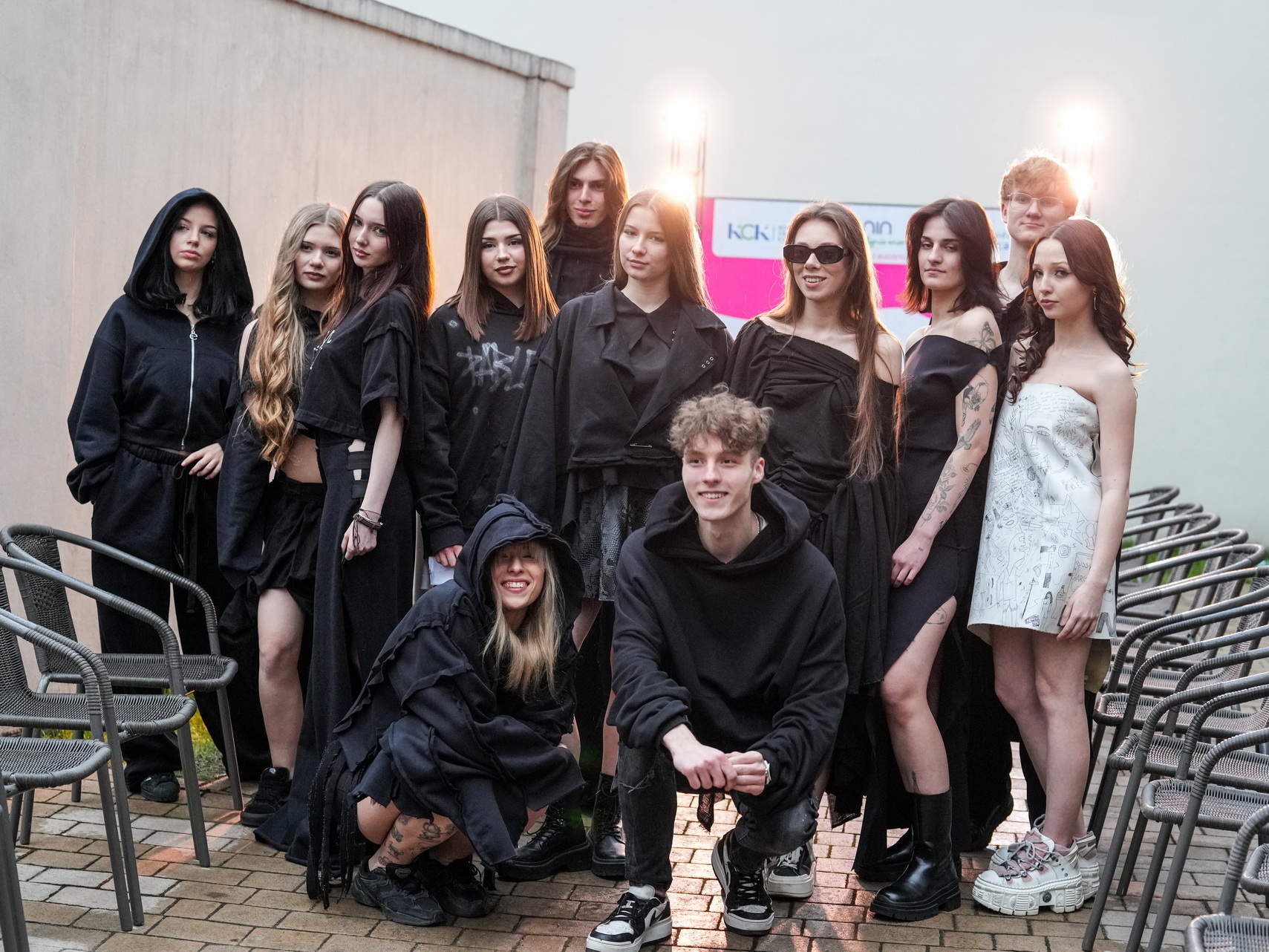 Zdjęcie przedstawia modelki i modeli podczas ) konińskiego festiwalu mody