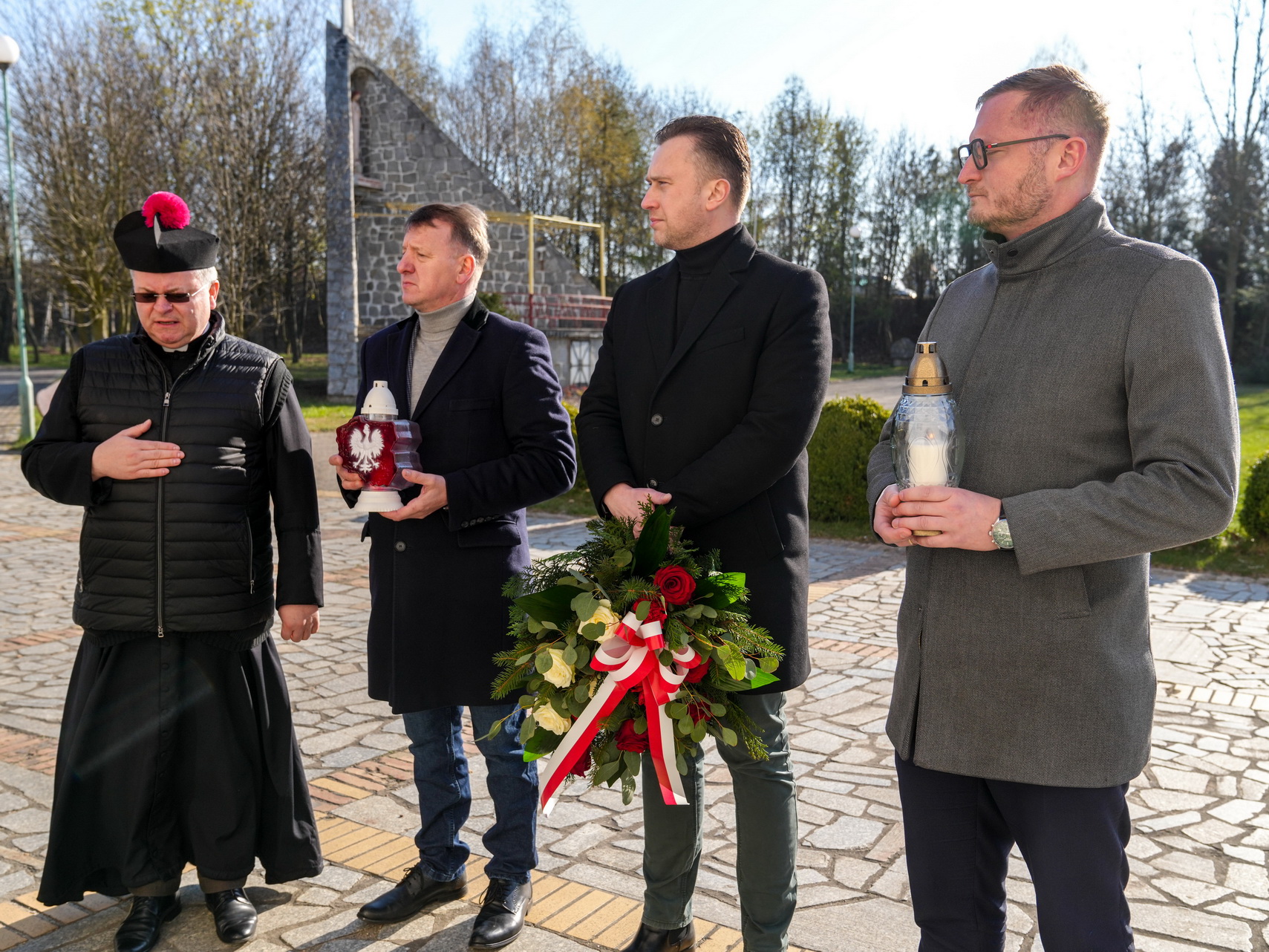Na zdjęciu widoczna jest tablica upamiętniająca ofiary podczas katastrofy smoleńskiej