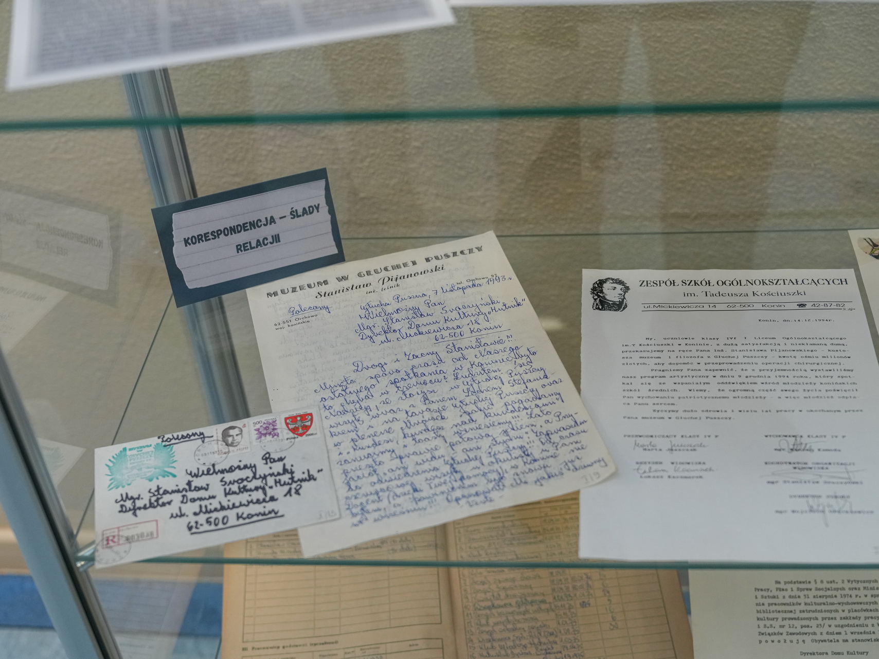 Na fotografii widzimy zdjęcia rękopisy  Stanisława Sroczyńskiego