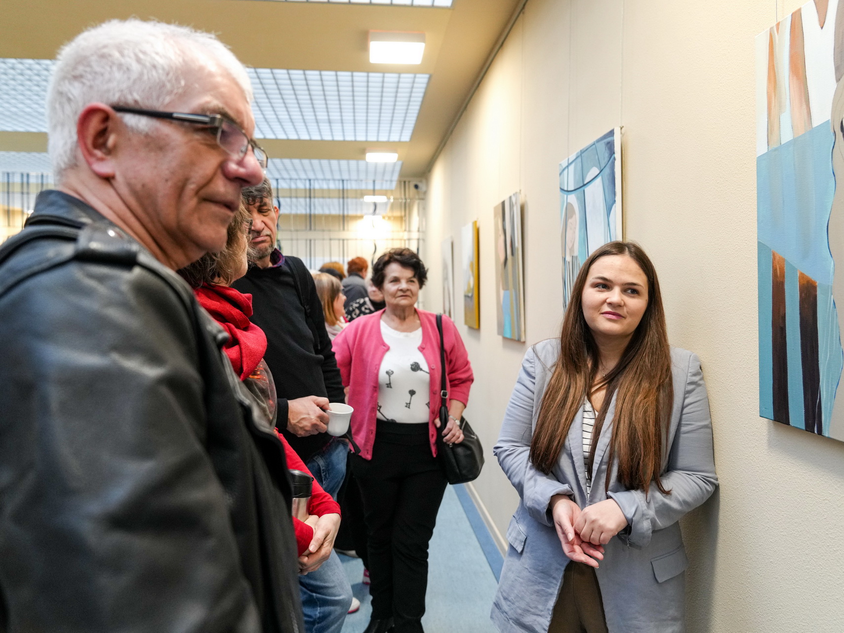 Na zdjęciu widać autorkę wystawy „Gdzie ukrywa się nasza tożsamość” Paulinę Tarczewską