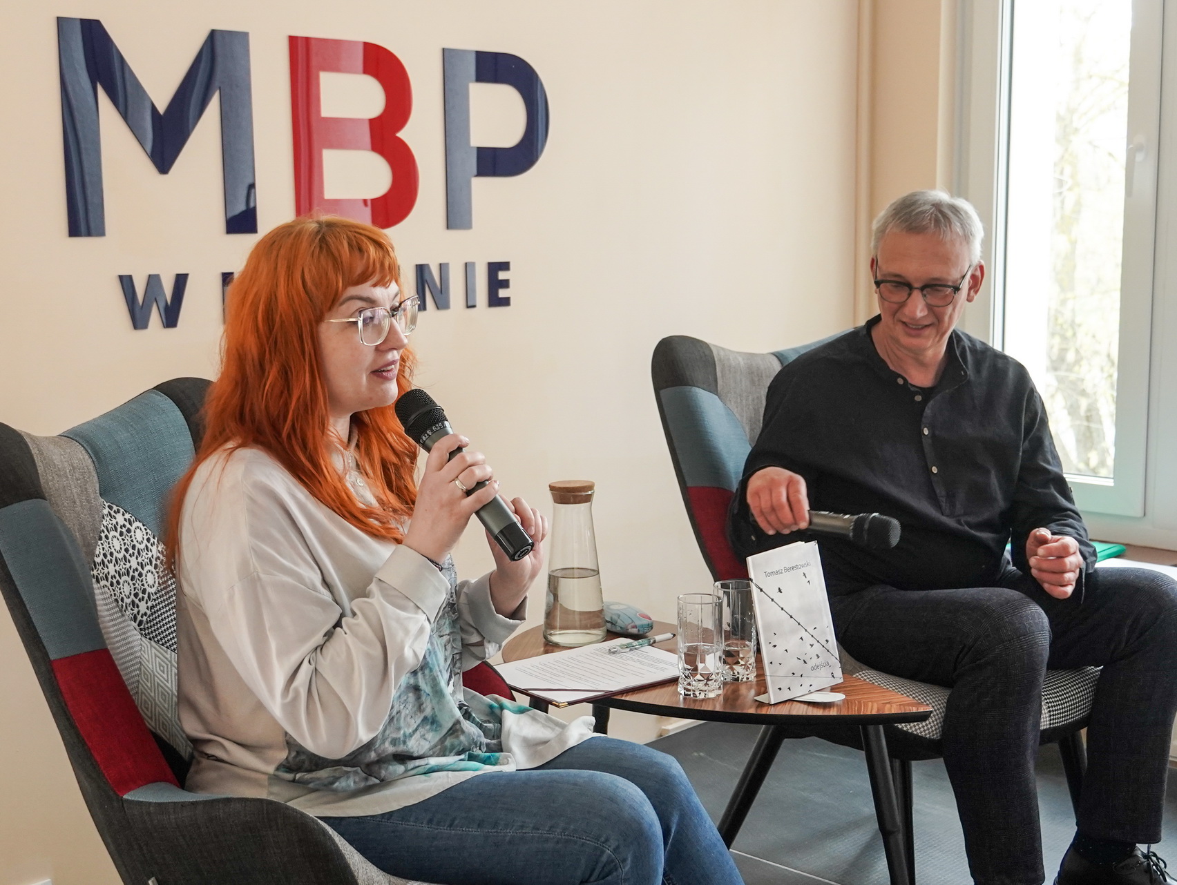 Na zdjęckiu widzimy Poetę Tomasza Berestwoskiego w trakcie spotkania z fanami w Miejskiej Bibliotece Publicznej