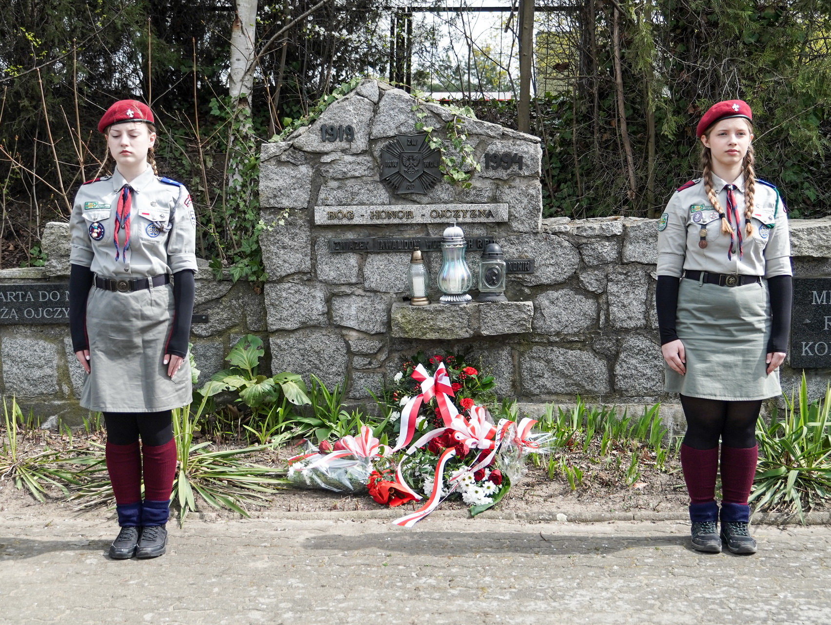 Zdjęcie przedstawia wartę honorową harcerzy podczas Dnia Inwalidy Wojennego w Koninie