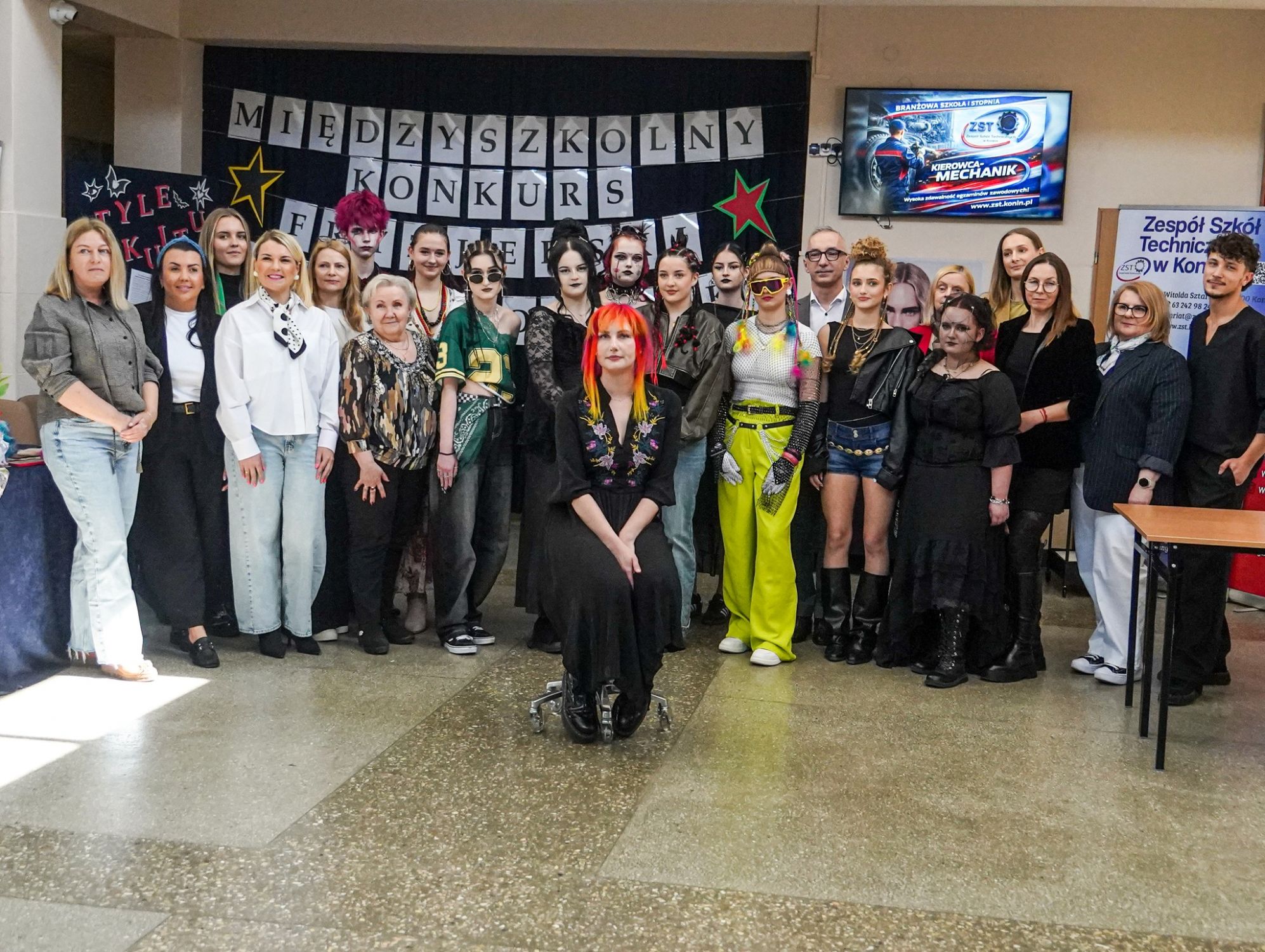 Na zdjęciu widać uczestników  X Międzyszkolnego Konkursu Fryzjerskiego "Złote Nożyczki"