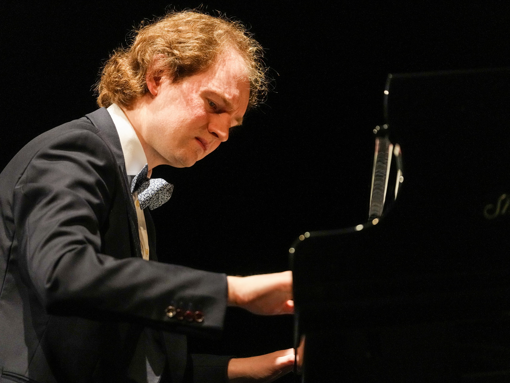 Zdjęcie przedstawia Piotra Pawlaka laureata ubiegłorocznego Konkursu Chopinowskiego w Warszawie oraz konińskiego konkursu „Chopinowskie Interpretacje Młodych"