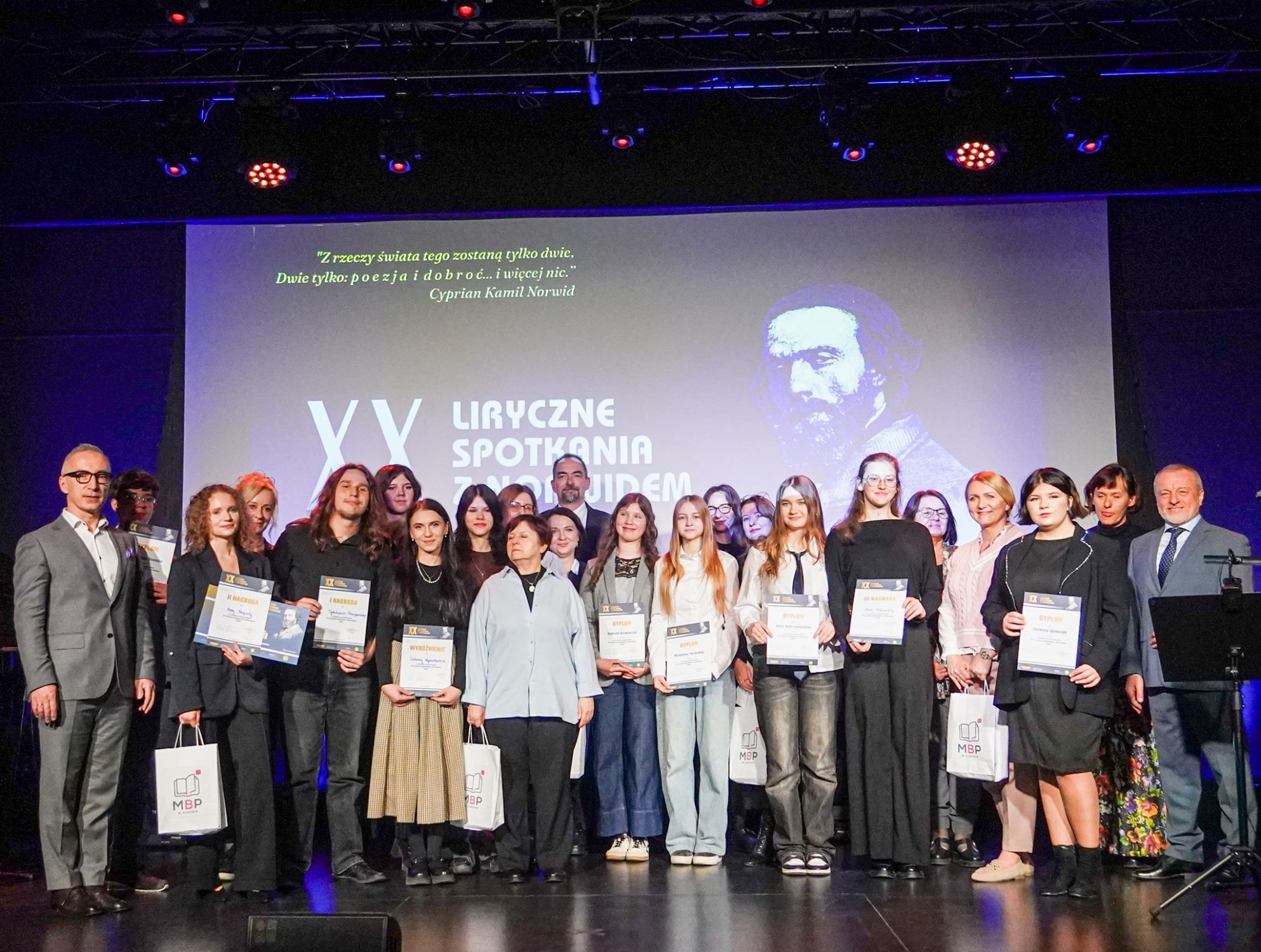 Zdjęcie przedstawia uczestników XX Lirycznego spotkania z Norwidem