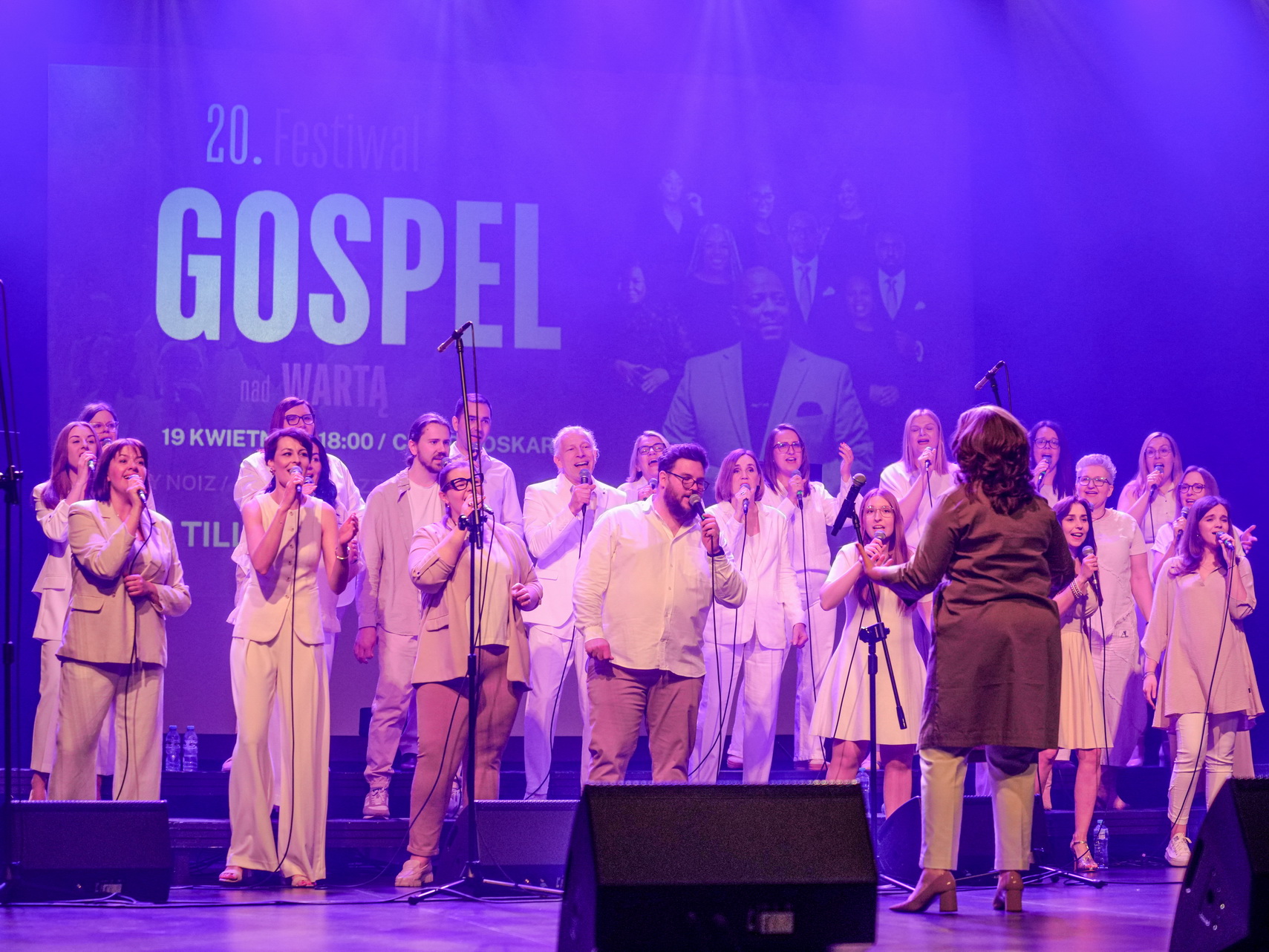 Zdjęcie przedstawia zespół Konin Gospel Choir podczas koncertu 20. Gospel nad Wartą