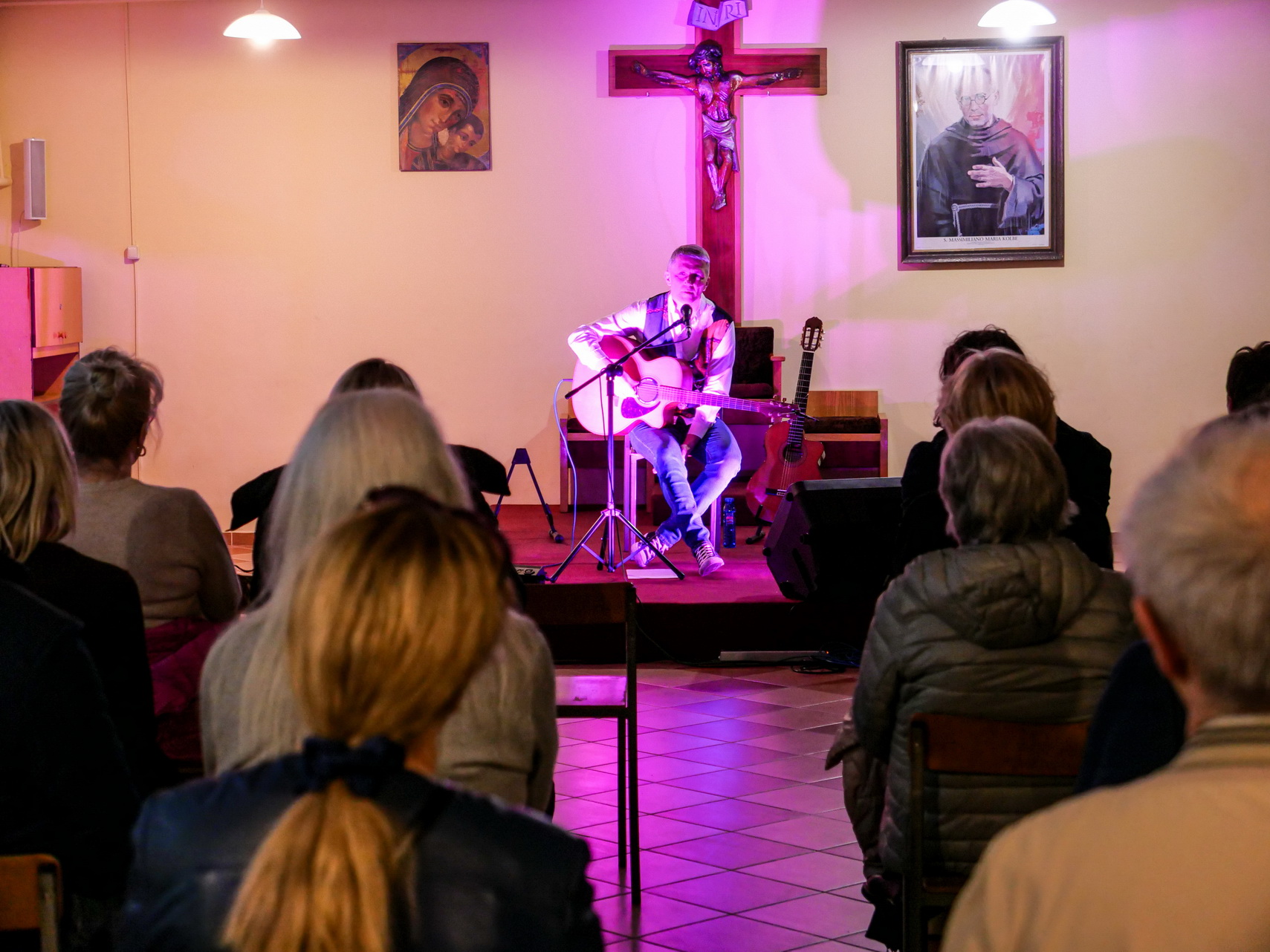 Na zdjęciu widzimy Zbigniewa Żuka poetę i pieśniarza podczas koncertu w kościele św. Wojciecha