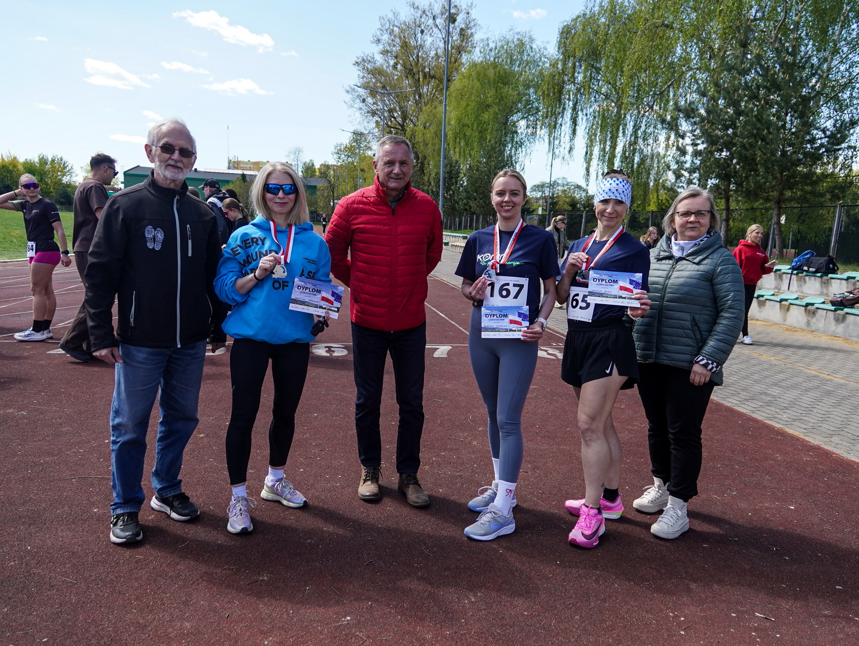 Zdjęcie przedstawia reprezentację Urzędu Miejskiego podczas biegowej imprezy Test Coopera