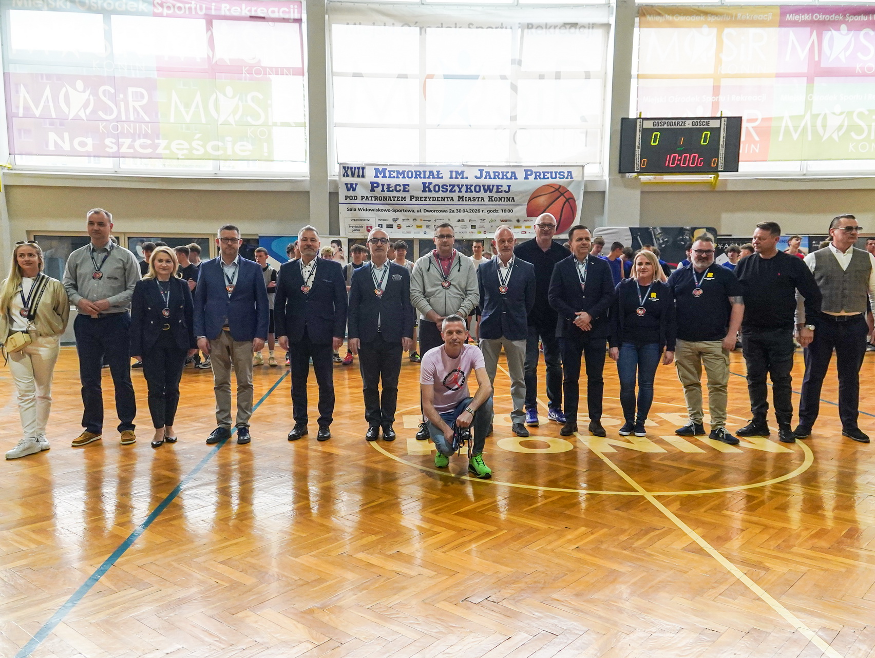 Zdjęcie przedstawia koszykarzy uczestników XVII Memoriału Jarka Preusa