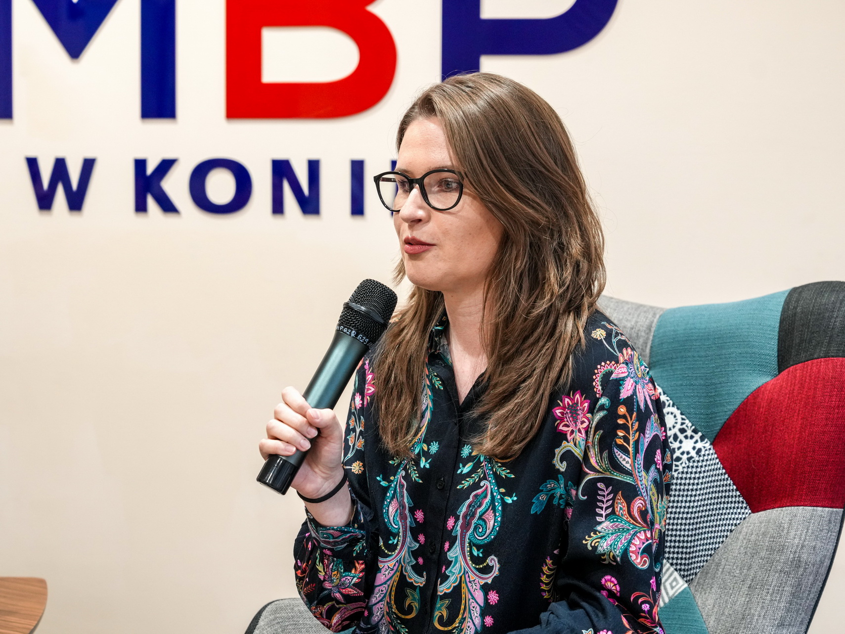 Na zdjęciu widzimy przemawiającą pisarkę Magdalenę Geuar-Partykę