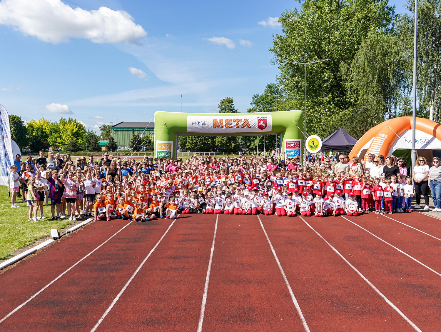 Na zdjęciu widać wszystkich uczestników Biegu Milowego Słupa na bierzni lekkoatletycznej