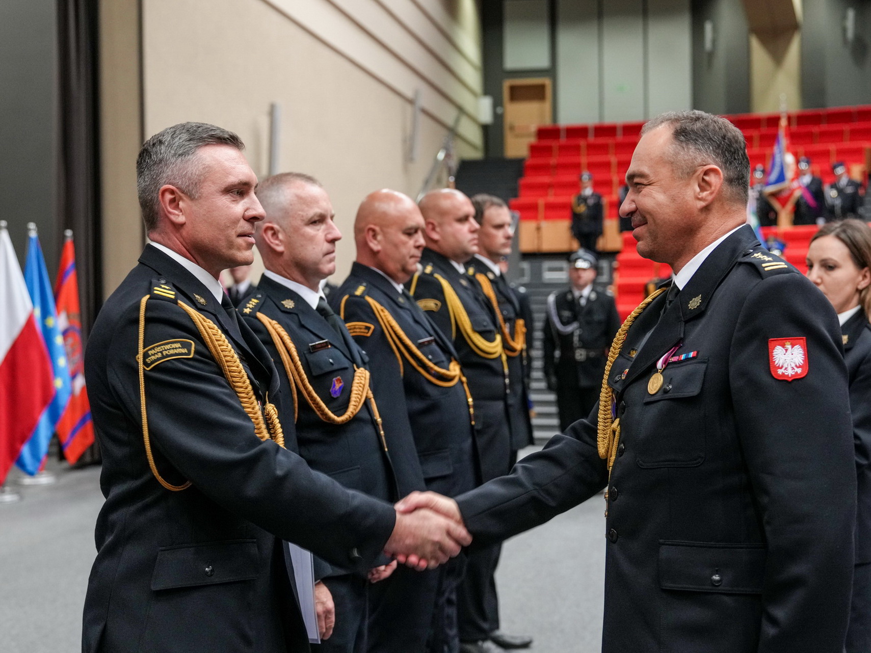 Na zdjęciu widać strażaków podczas wręczania medali z okazji  Dnia Strażaka