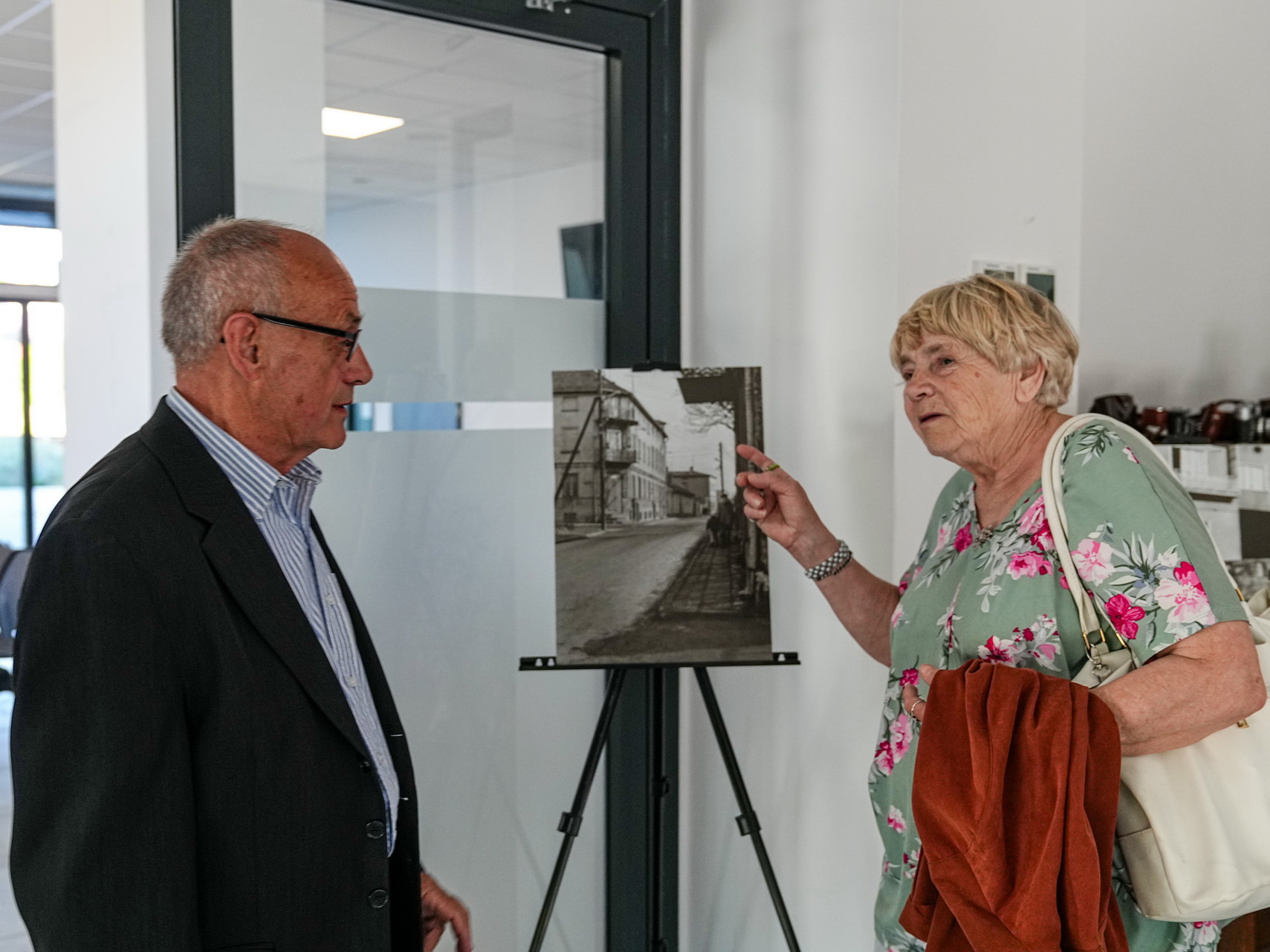 Na zdjęciu widzimy Jana Sochackiego fotografika z uczestniczką wystawy oraz jedną z prac zaprezentowanych przez autora