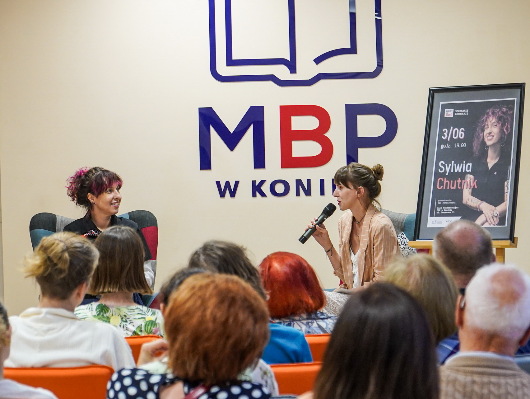 Na zdjęciu widzimy spotkanie z Sylwia Chutnik