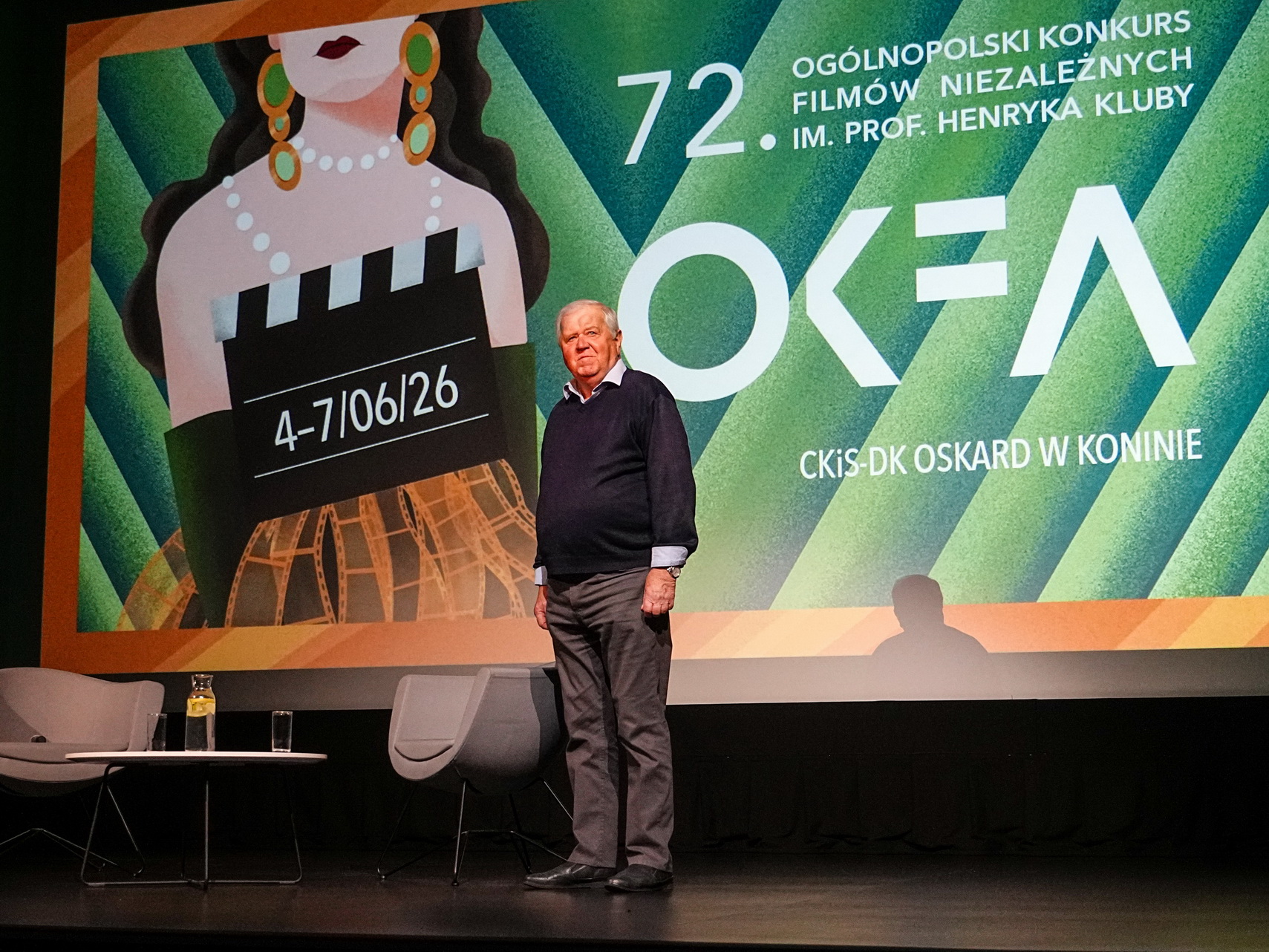 Na zdjęciu widzimy Marian Dziędziela podczas  Ogólnopolskiego Konkursu Filmów Amatorskich OKFA