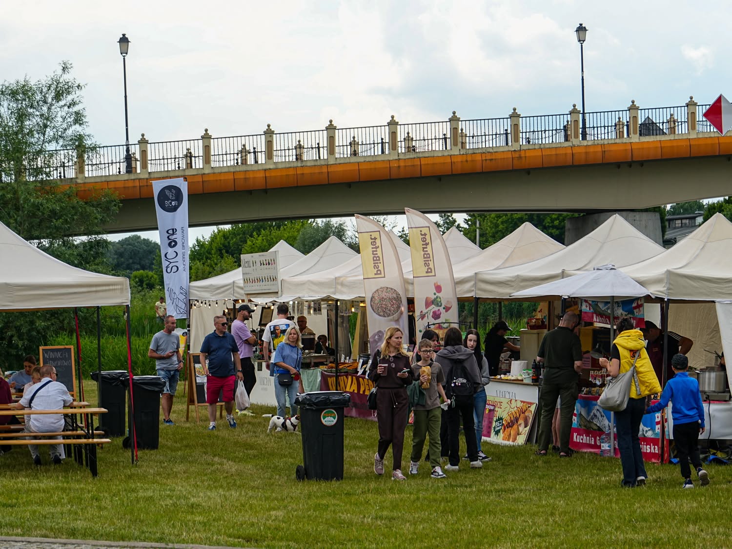 Zdjęcie na którym widzimy stoiska z jedzeniem podczas Festiwalu Smaków na Bulwarze Nadwarciańskim