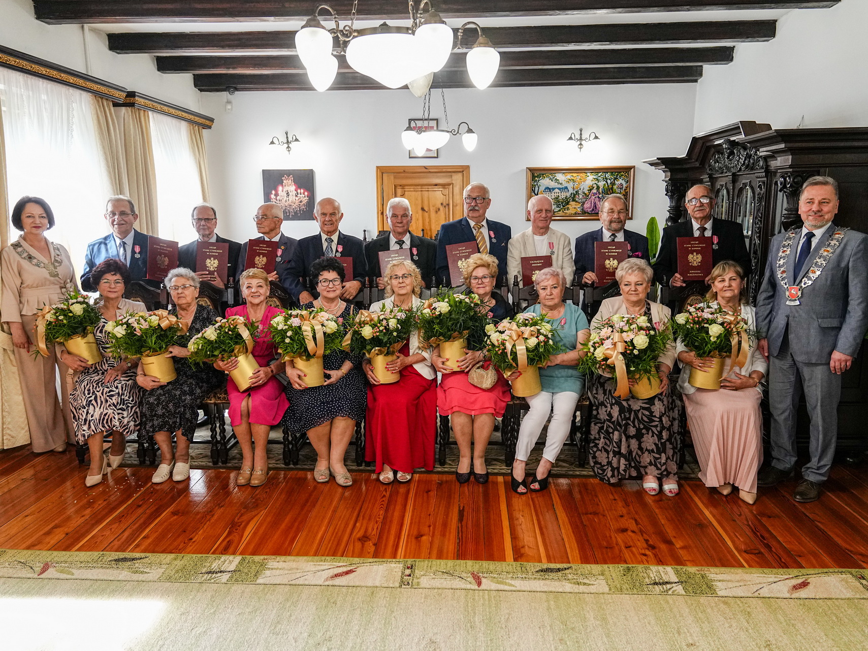 Na zdjęciu widzimy pary świętujące długoletnie pożycie małżeńskie