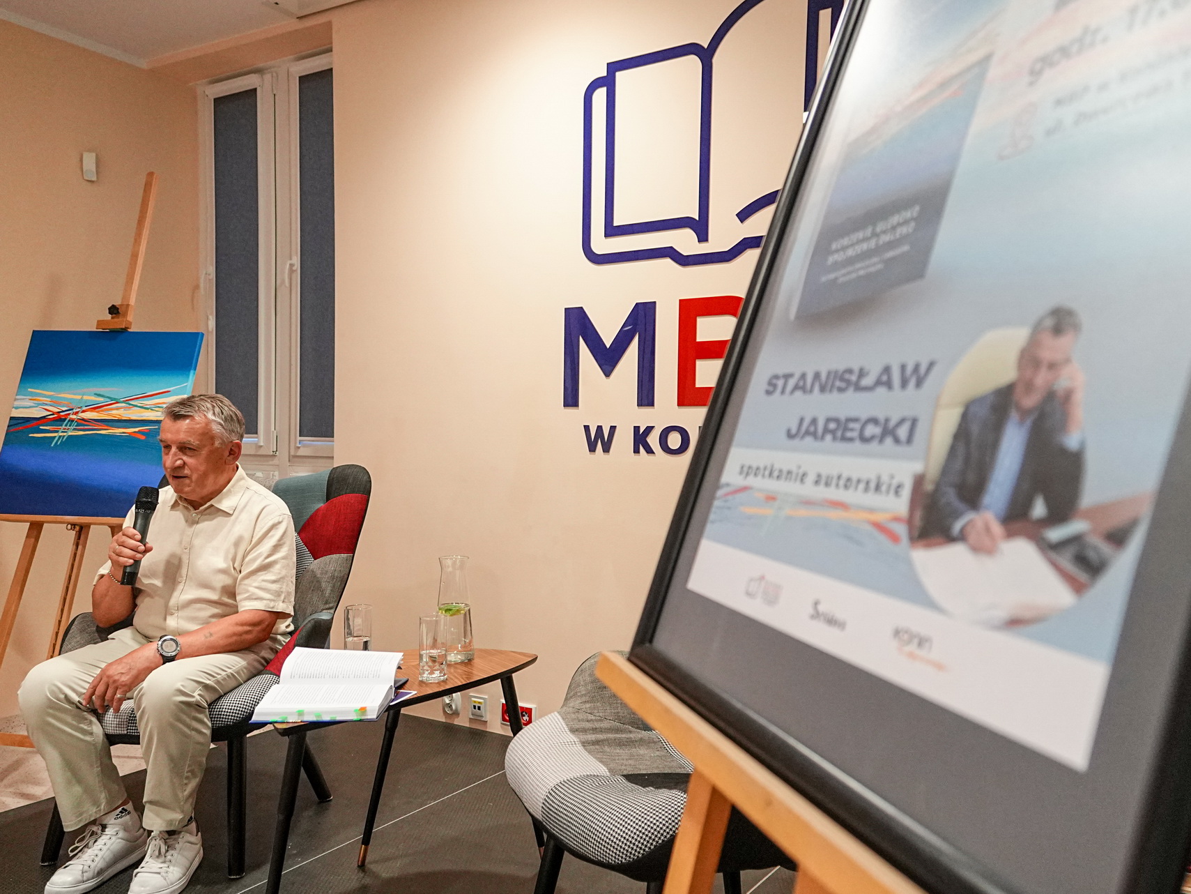 Na zdjęciu widzimy Stanisława Jareckiego podczas spotkania literackiego