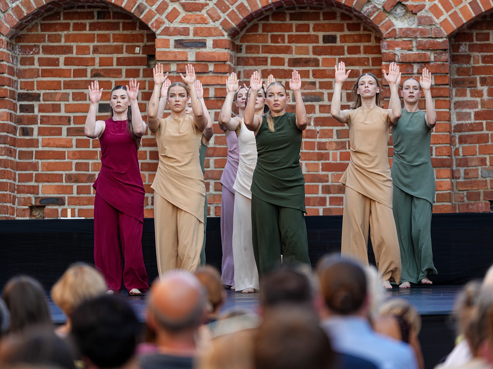 Na zdjęciu widzimy Koniński Teatr Tańca podczas spektaklu Wiersz na śmierć