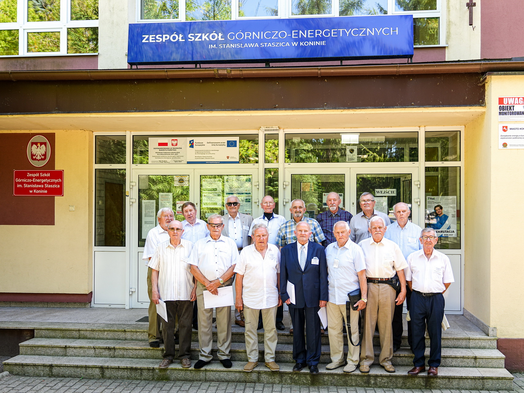 Na zdjęciu widzimy grupę mężczyzn, którzy 60 lat temu zdawali mature w murach Zespołu Szkół Górniczo-Energetycznych im. Stanisława Staszica